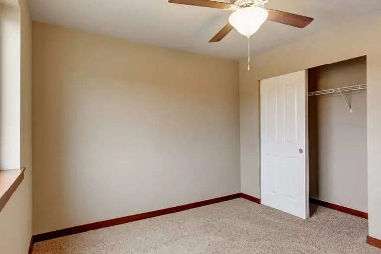 empty room with closet and ceiling fan